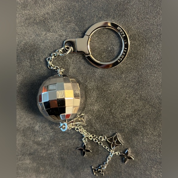 LOUIS VUITTON
Disco Ball Key Ring Key Chain Silver - Picture 2 of 6